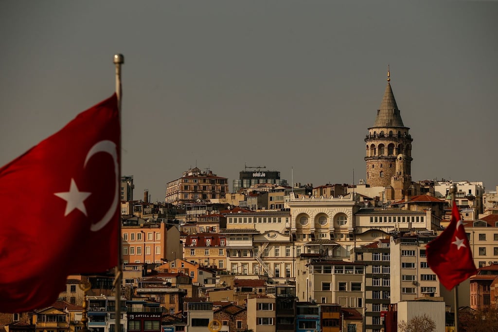 Zwei türkische Flaggen wehen vor der Kulisse des Galataturms in Istanbul.