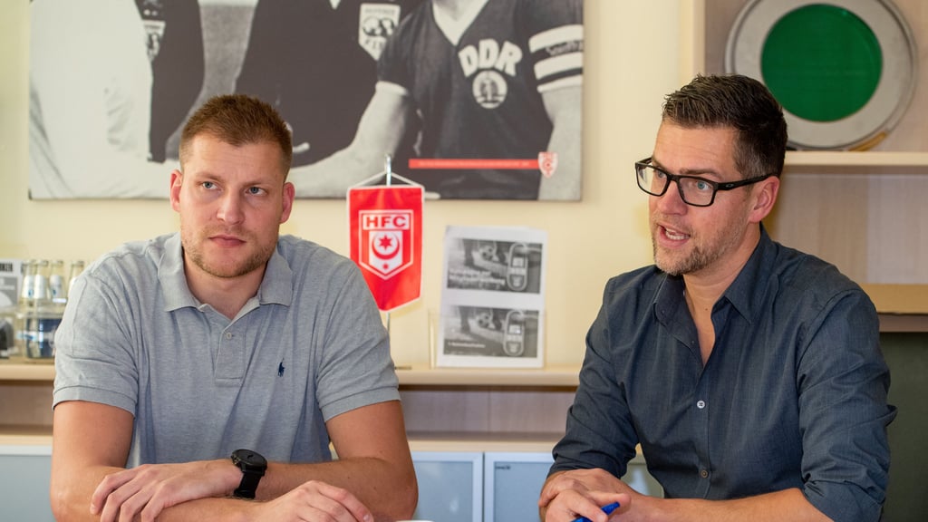 Carsten Voigt (r.) und Frieder Diestelhorst, hier in untadeliger Kleidung auf der HFC-Geschäftsstelle.
