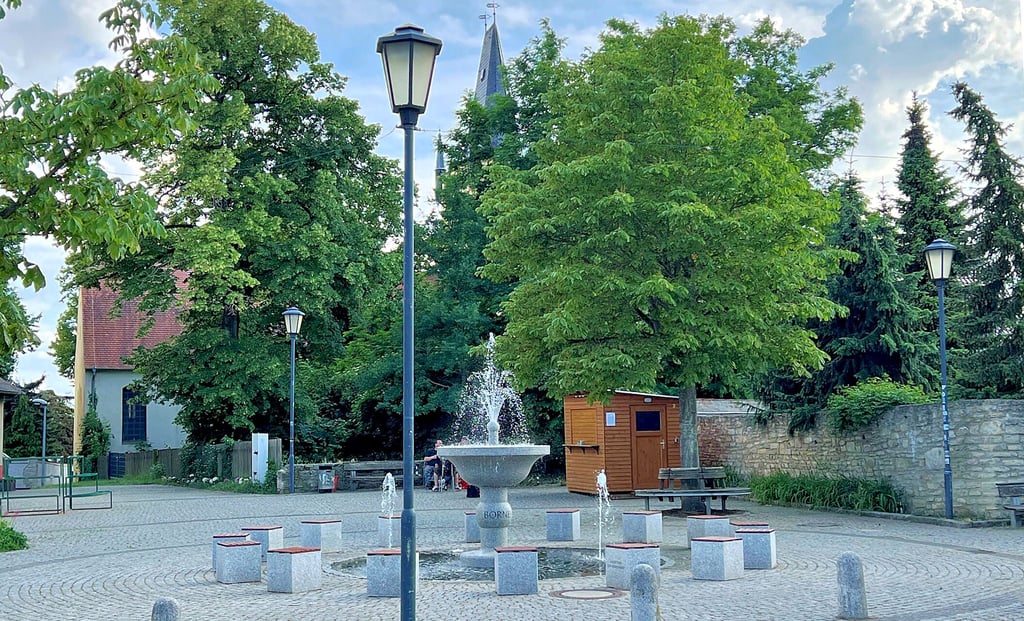 Der Dorfplatz von Borne mit dem Blick zur Kirche erhielt im vergangenen Jahr durch die Einweihung des neuen Brunnens, der dem Wappen entnommen wurde, ein schöneres und einladenderes Antlitz.