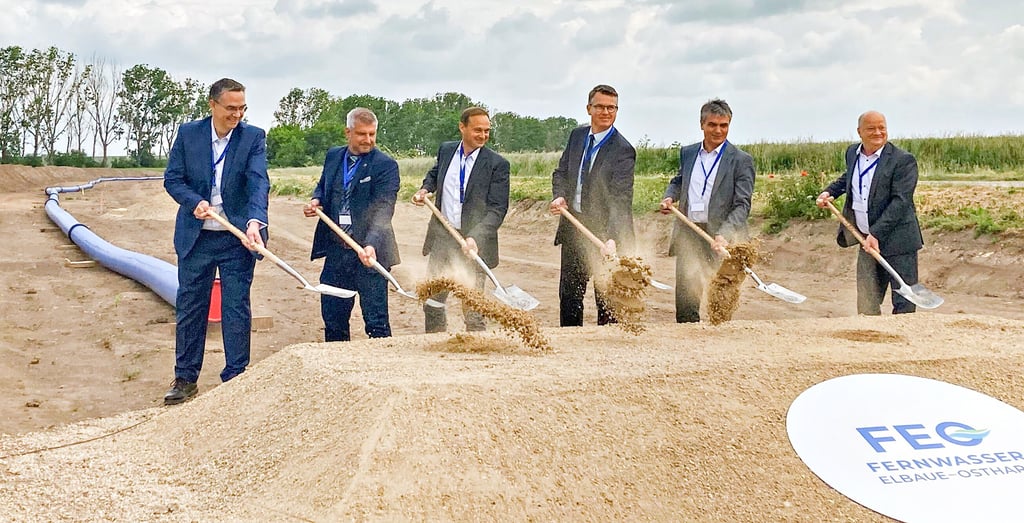 Den symbolischen Spatenstich nahmen FEO-Geschäftsführer Jan Wollenberg (v.l.), Mücheln Bürgermeister Andreas Marggraf, Zwag-Geschäftsführer Michael Vogler Braunsbedras Bürgermeister Steffen Schmitz, Staatssekretär Steffen Eichner sowie Feo-Geschäftsführer Dirk Brinschwitz vor.