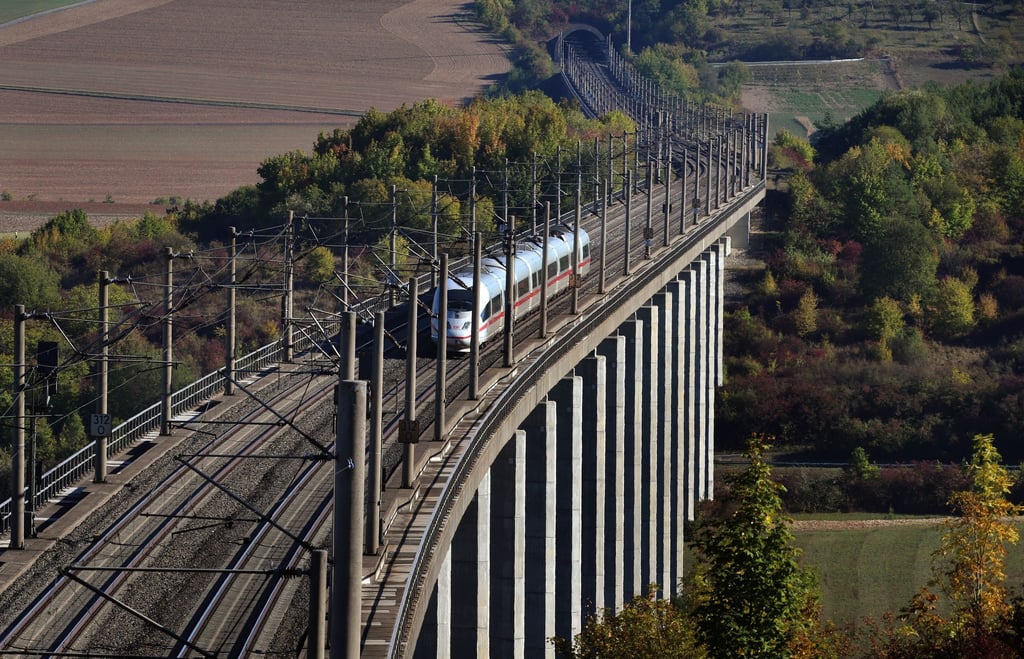 Wegen Sanierungsarbeiten ist die ICE-Strecke zwischen Würzburg und Fulda bis zum 17. Oktober gesperrt. Fahrgäste müssen sich auf längere Fahrzeiten einstellen.