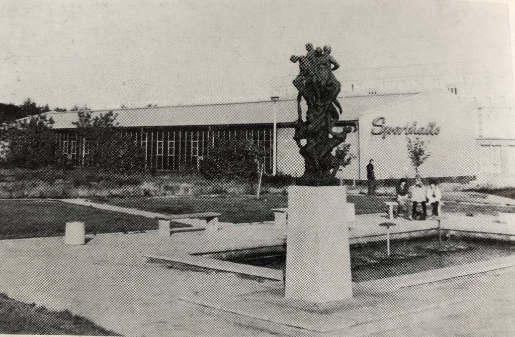 Vor der Drushba-Sporthalle in Hettstedt befand sich sogar mal ein Springbrunnen. Jetzt will die Stadtverwaltung einen Sportpark errichten.