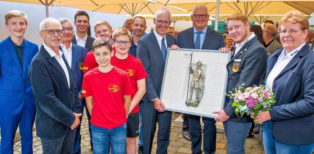 Leiter Willy Hackbarth (2. v. r.) und weitere Mitglieder der Ortsgruppe Saale-Unstrut der Deutschen Lebensrettungsgesellschaft nahmen den diesjährigen Tageblatt/MZ-Wenzelspreis entgegen. Überreicht wurde er von Verlagsgeschäftsführer Olaf Döring (4. v. r.) und Redaktionsleiter Albrecht Günther.