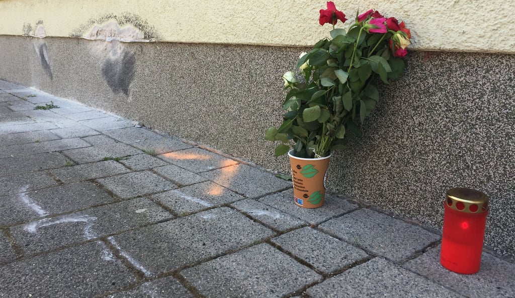 Mit Blumen und einer Kerze haben Bürger ihre Anteilnahme in der Hohenmölsener Herrenstraße ausgedrückt.
