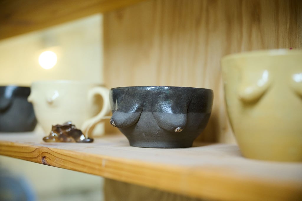 Keramiktassen mit unterschiedlich großen Brüsten und eine stilisierte Vulva aus dem Keramikstudio Villa Vulva.