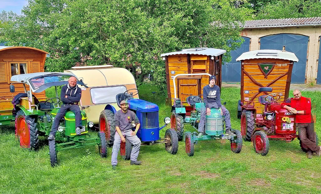 Vier Männer und ihre Trecker:  Frank Baier  (l.), Lutz Lorenz, David Kubat und  Dirk Kubat wollen in zehn Tagen 1.000 Kilometer über Landstraßen bis Hamburg und zurück fahren. 