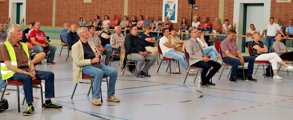 Rund 130 interessierte Bürgerinnen und Bürger waren zum Bürgermeisterkandidaten-Forum in die Pareyer Sporthalle gekommen. 