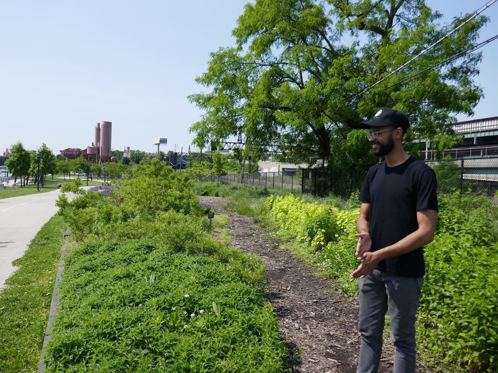 Zugreifen erlaubt: Nathan Hunter erklärt das Konzept des Foodway Gardens im Concrete Plant Park.