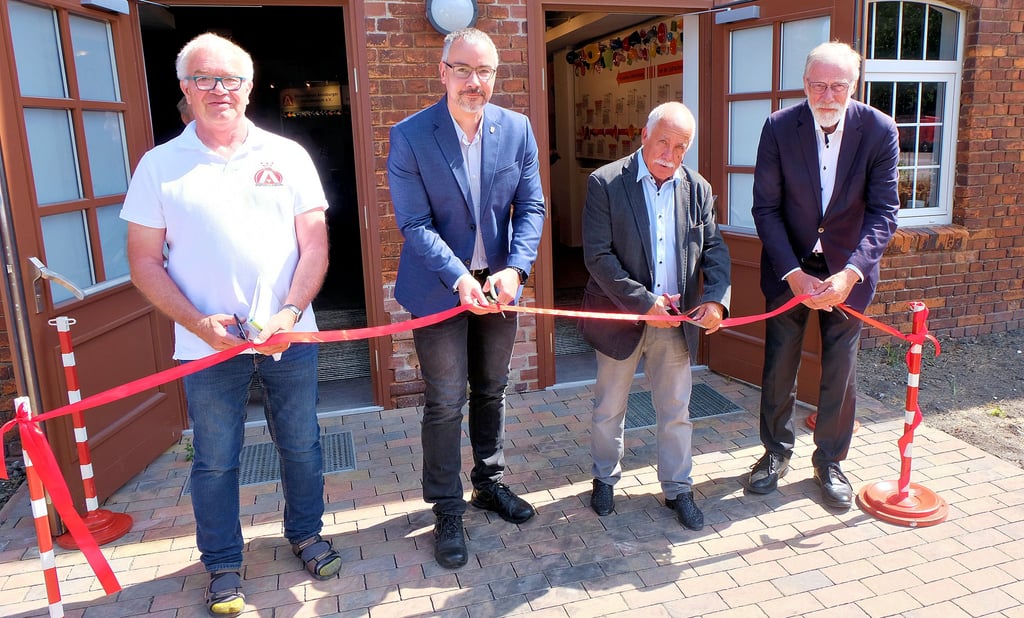 Vier Männer, ein Ziel. Siegfried Kramer, Stefan Schmidt, Jürgen Dannenberg und Rainer Robra (von links) schneiden bei der Eröffnung das Band durch.