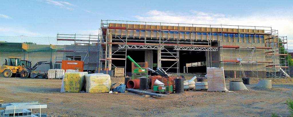 Der Innenausbau des neuen Einkaufszentrums am Apfelweg in Ilsenburg soll in Kürze beginnen. Die Gebäudehülle ist fast fertig.