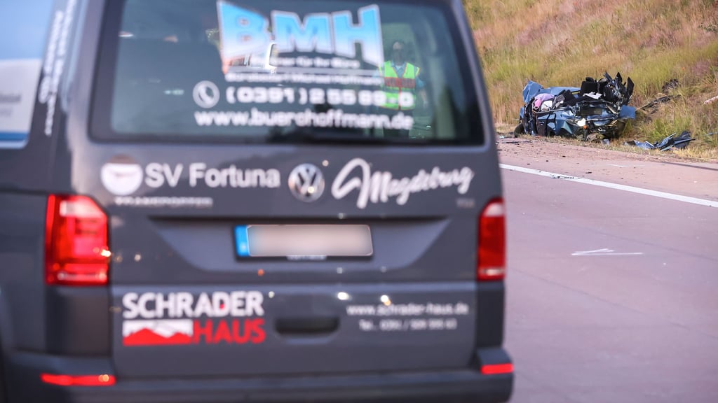 Bei einem schweren Unfall auf der A14 bei Halle sind am Donnerstag drei Menschen ums Leben gekommen. Zudem gab es 19 Verletzte, darunter Mitglieder der Nachwuchs-Fußballmannschaft SV Fortuna Magdeburg.