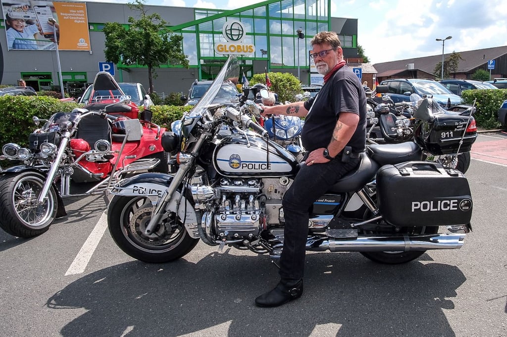 Hans Reucher gehört zur Gruppe „We drive to help“. Er ist Samstag mit einem US-Police-Bike mit von der Partie. Am Freitag hat sich die Gruppe auf dem Parkplatz des Globusmarktes in Theißen schon mal vorgestellt - und Eintrittsbändchen für die Schwarzbiernacht im Angebot gehabt.