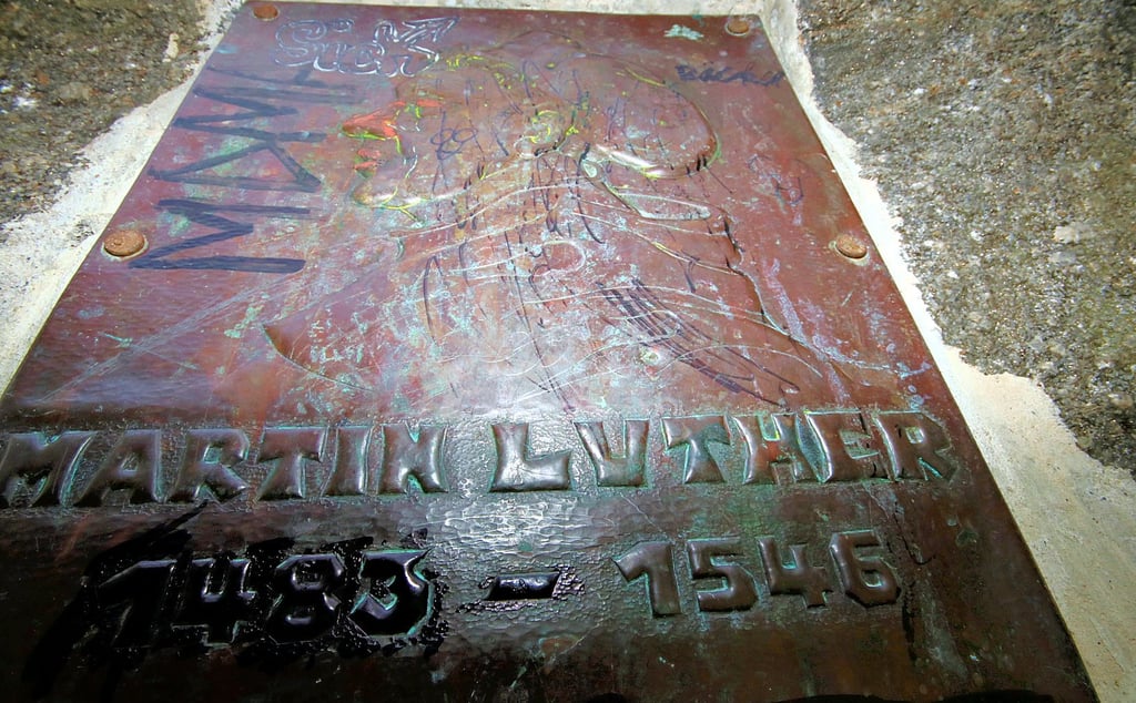 Die beschmierte Tafel am Lutherstein von Calbe soll wieder in altem Glanz erstrahlen. Die Beschriftungen sollen demnächst entfernt werden.