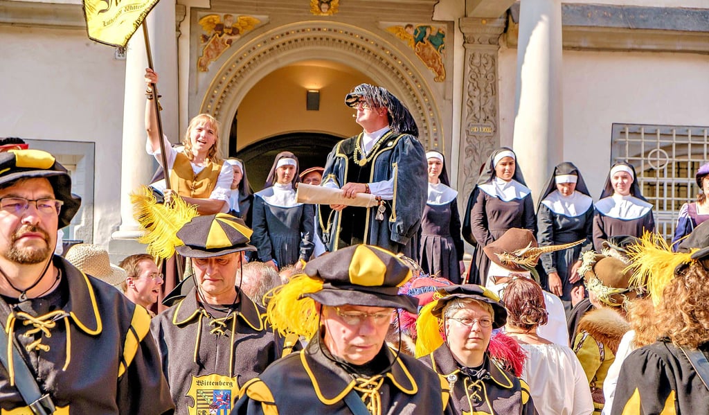 Um 17 Uhr hat am Freitag vor dem Alten Rathaus der Stadt die Eröffnungszeremonie des Wittenberger Fests „Luthers Hochzeit“ begonnen.