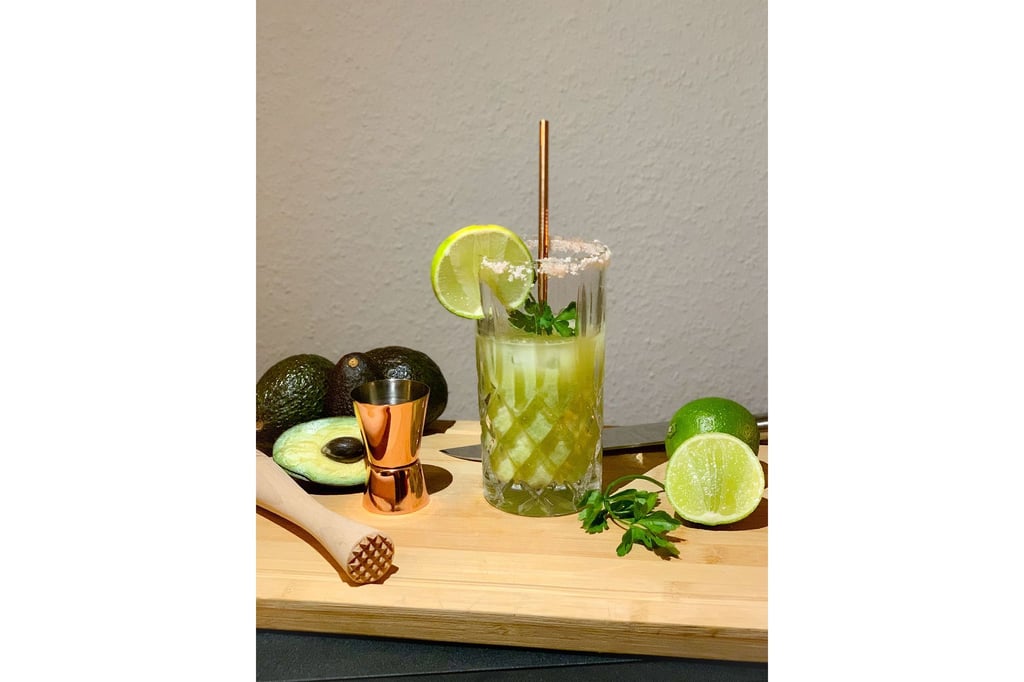 In die Guacamolita kommen Tequila, frischer Koriander, Zuckersirup, Tabasco, Limettensaft - und Avocado. Der Salzrand am Glasrand verstärkt den Geschmack.