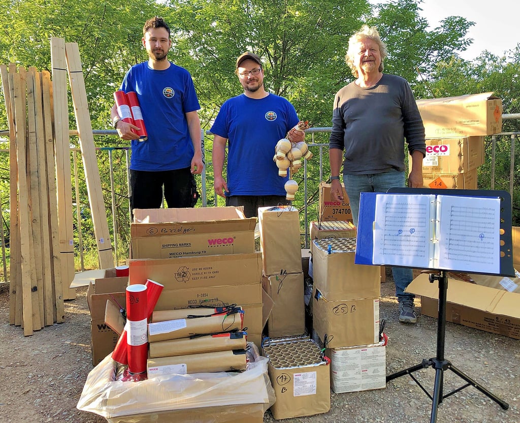 Joshua Sonnen, Julian Neumann und Franz Ingmanns (v.l.) bereiten das Feuerwerk für „Bridges to Classics“ am Samstag in der Galgenbergschlucht vor. Auch am Sonntag sind die Pyrotechniker im Einsatz.