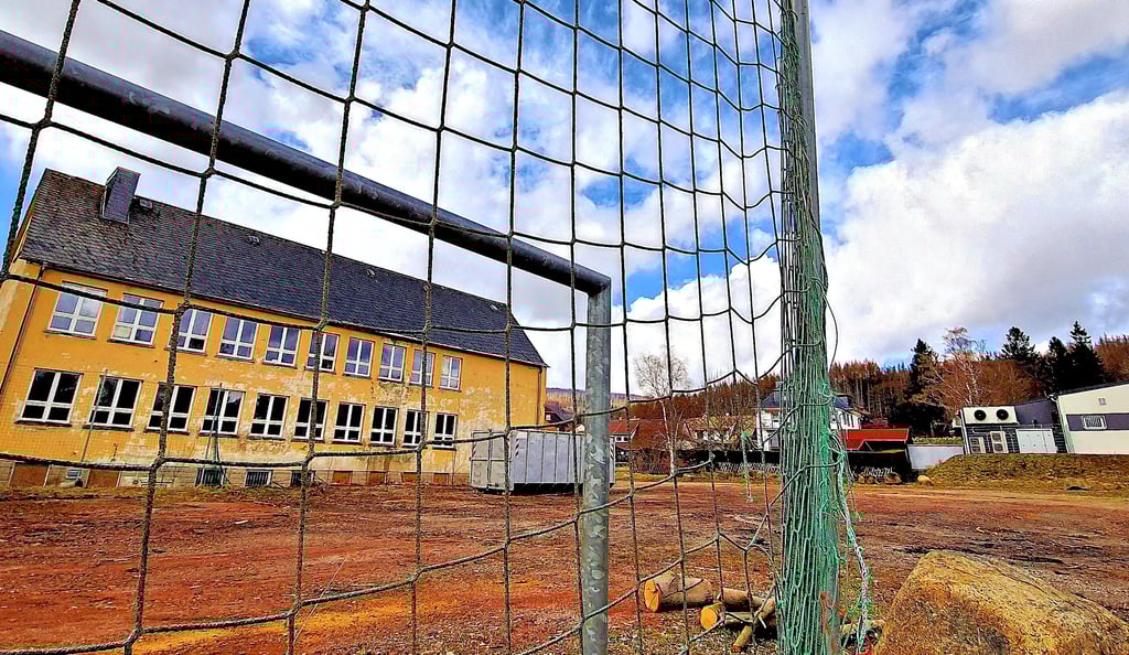 Das Grundstück rund um die alte Schule in Schierke ist als Bauland heiß begehrt. Bislang gab es aber andere Ideen für die Fläche.