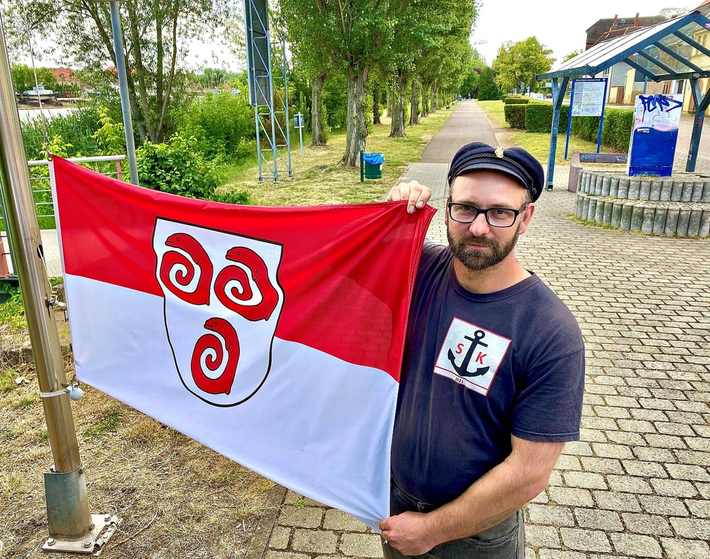 Hobby-Schiffer Oliver Kratz wird in Zukunft als inoffizieller „Flaggenwart“ fungieren und die Fahne der Stadt Alsleben hissen.