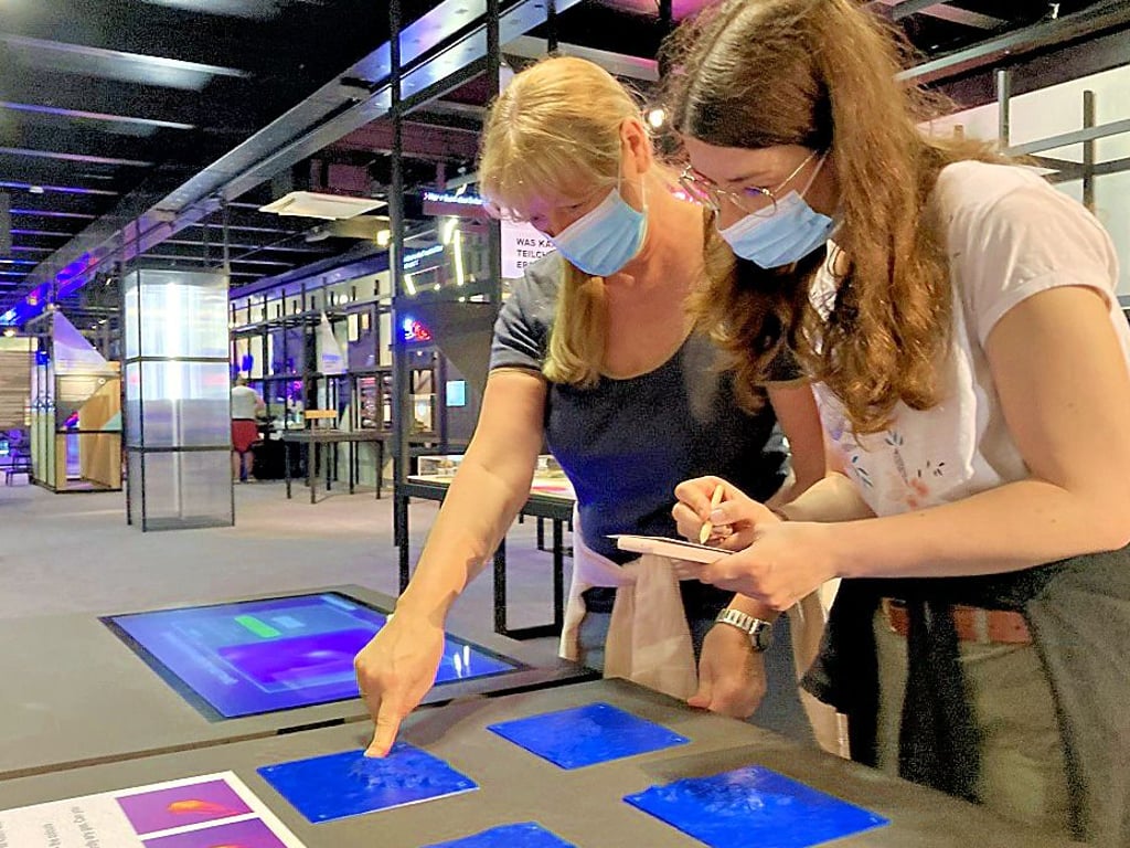 Die Lehrerinnen Kerstin Korbmacher (links) und Henriette Mory von der Burger Sekundarschule „Friedrich Adolph Wilhelm Diesterweg“ haben mit ihren Schülern die MS Wissenschaft spontan besucht und eine Fragenrallye gestartet.