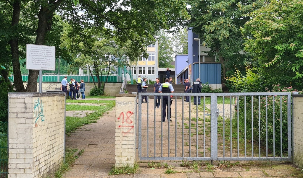 An einer Essener Realschule haben Schüler am Freitagmittag aus einer Flasche eine unbekannte Flüssigkeit getrunken und danach massive gesundheitliche Probleme bekommen.