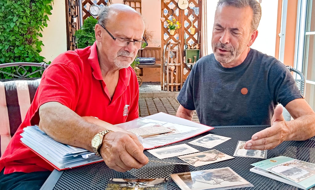 Sammler Herbert Dzienkowski (l.) und Klaus Gebhardt sehen sich historische Postkarten von Ballenstedt an.