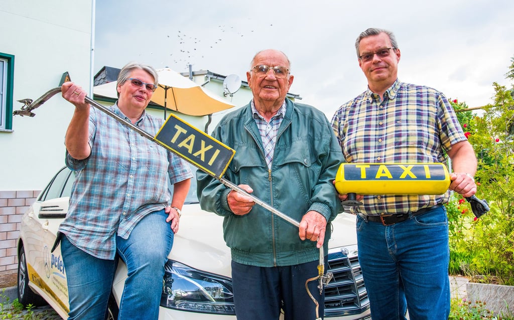 Das Taxi-Unternehmen Janke wurde 1963 gegründet, ist das älteste in der Stadt und wird in zweiter Generation geführt. Doch in diesem Monat ist Schluss, verabschieden sich Firmeninhaberin Sylvia Janke, Firmengründer Siegfried Janke und Erik Janke (v.l.n.r.).