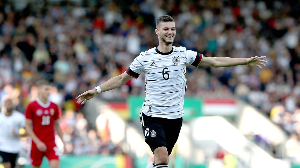 U21-Nationalspieler Tom Krauß verlässt RB Leipzig und schließt sich - mindestens für eine Saison - dem FC Schalke 04 an.