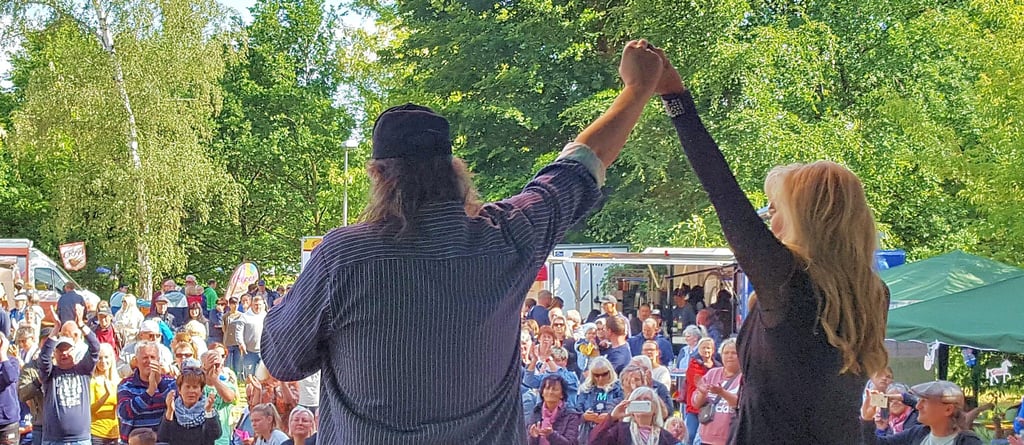 Nach der gemeinsamen Bühnenpremiere mit Petra Zieger (r.) in der Fuhneaue freut sich Frank Hardy Wedler auf das Ostrock-Open-Air am Sonnabend auf der Roßlauer Burg mit drei Bands: Es spielen Hardy & Heroes, Zonenrocker und die SAX’N Anhalt VIP Band.