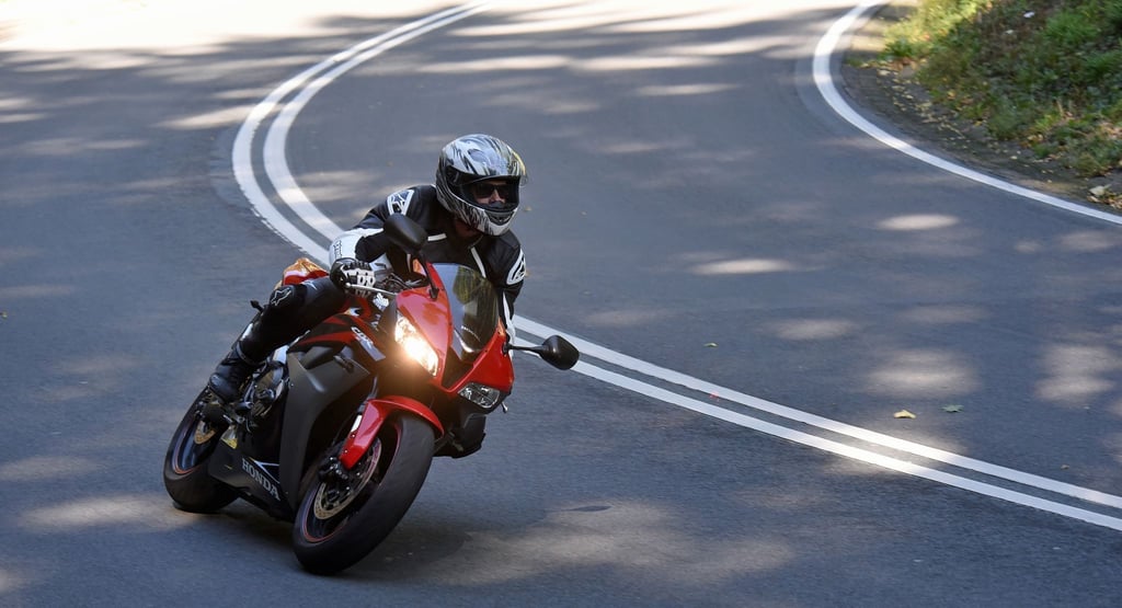 Um auch in riskanten Situationen nicht in Gefahr zu geraten, sollten Motorradfahrer vorausschauend fahren und ein paar Punkte beachten.