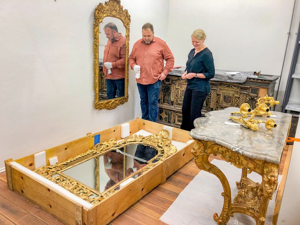 Uta Siebrecht und Christian Müller freuen sich über die barocken Ausstattungsstücke - Spiegel, Konsoltisch und Wandleuchter -, die für das Schlossmuseum in Quedlinburg angekauft werden konnten.