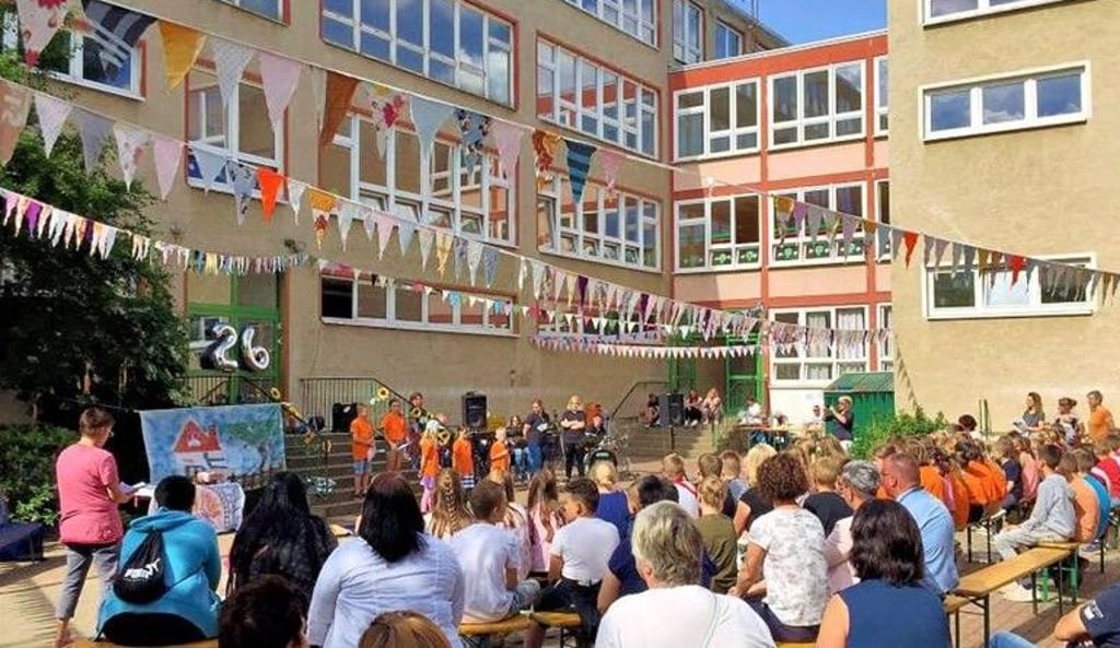 Der bunt geschmückte Schulhof der Gaterslebener Grundschule wird zu Theaterkulisse und Bühne.