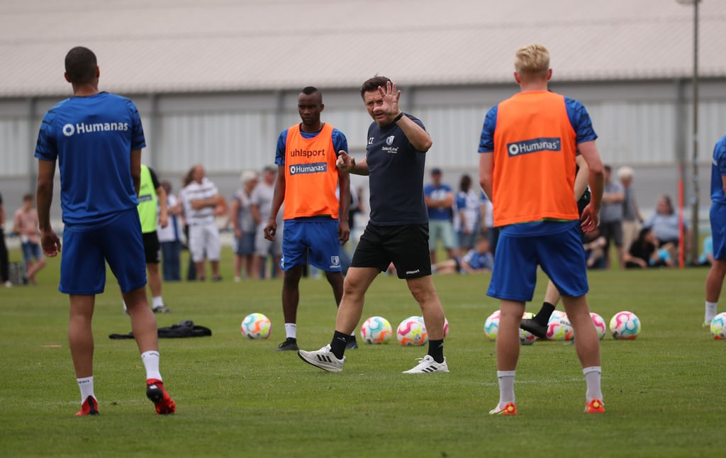 Erste Anweisungen in der neuen Saison: Cheftrainer Christian Titz begrüßte am Sonnabend 22 Spieler und drei Torhüter zur ersten Einheit.