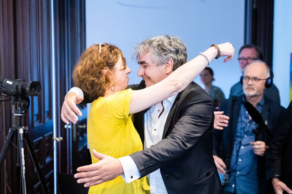 Eva Menasse und Deniz Yücel, beide Sprecher von PEN Berlin, freuen sich im Literaturhaus Berlin bei der Gründungsveranstaltung von PEN Berlin über ihre Wahl als Sprecher.