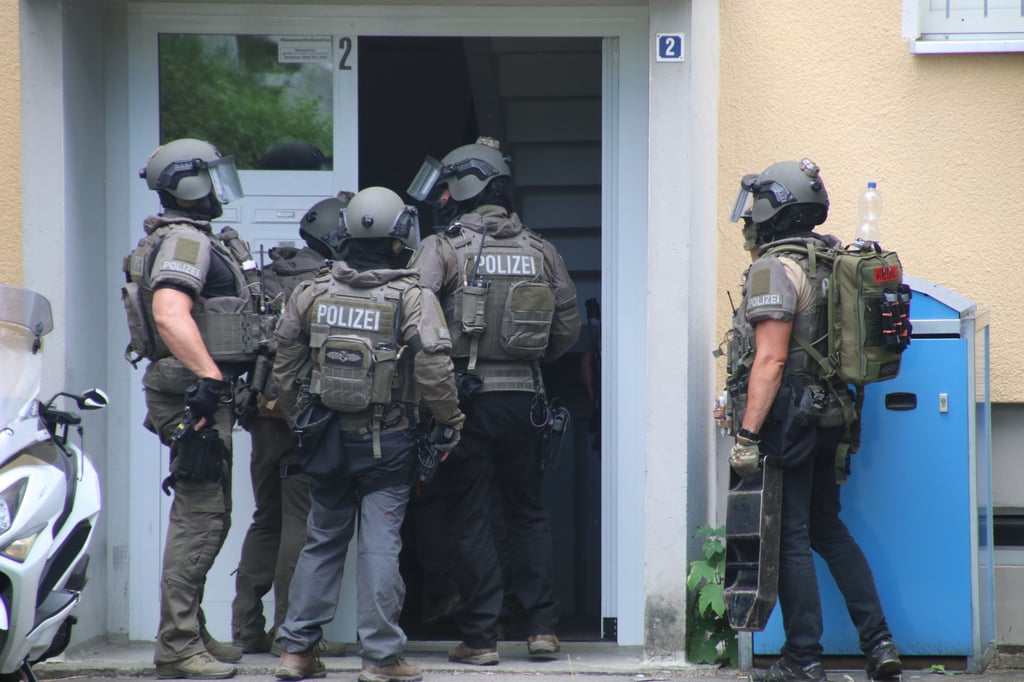 Einsatzkräfte vor dem Haus in der Gustav-Staude-Straße