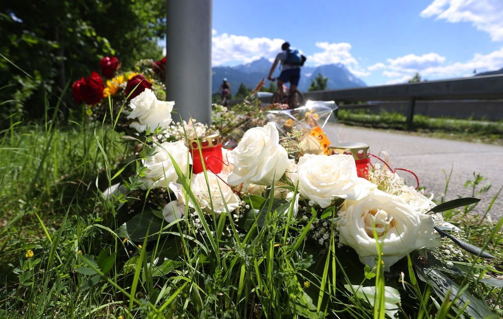 Blumen unweit der Unfallstelle nahe Garmisch-Partenkirchen.