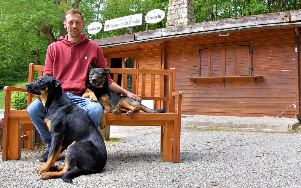 Martin Fiedler hat die Christinenteich-Baude gekauft und will mit seinen Hunden „Madonna“ und „Luke“ in Elbingerode leben.