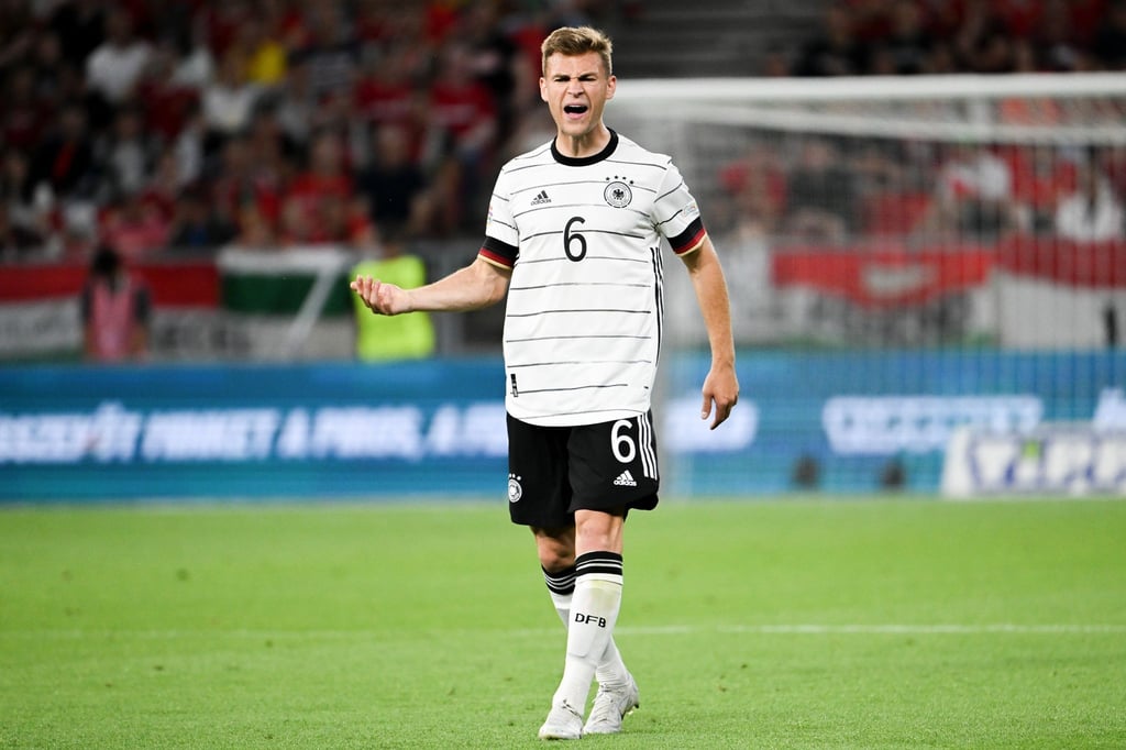 Joshua Kimmich feuert seine Mitspieler an.