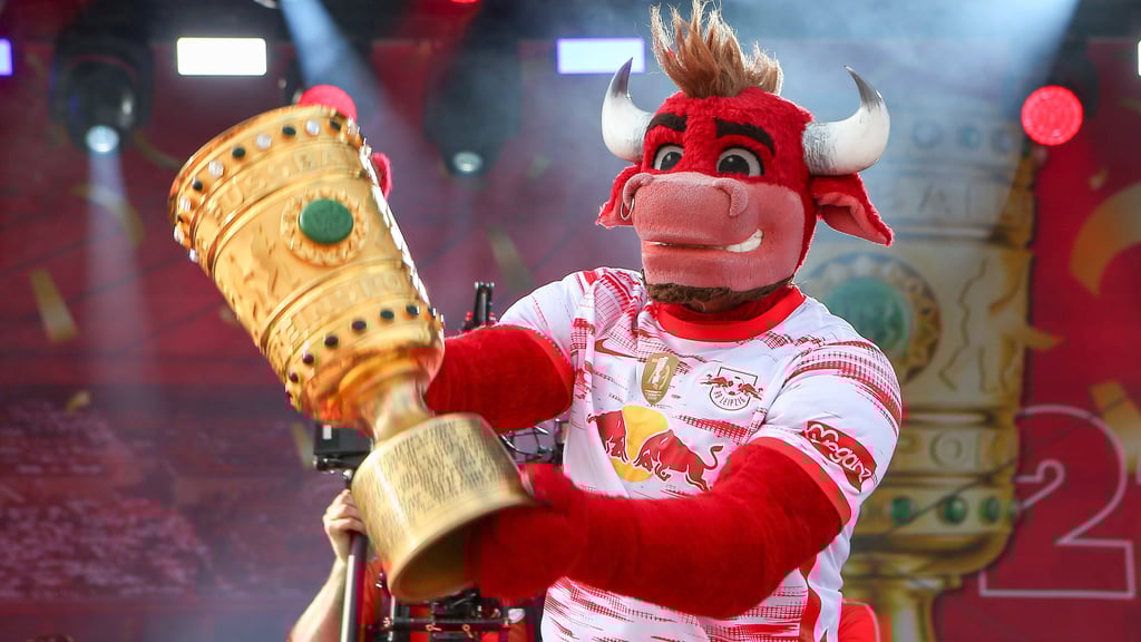 Was hält Red-Bull-Maskote "Bulli" in den Händen? Replik oder Original