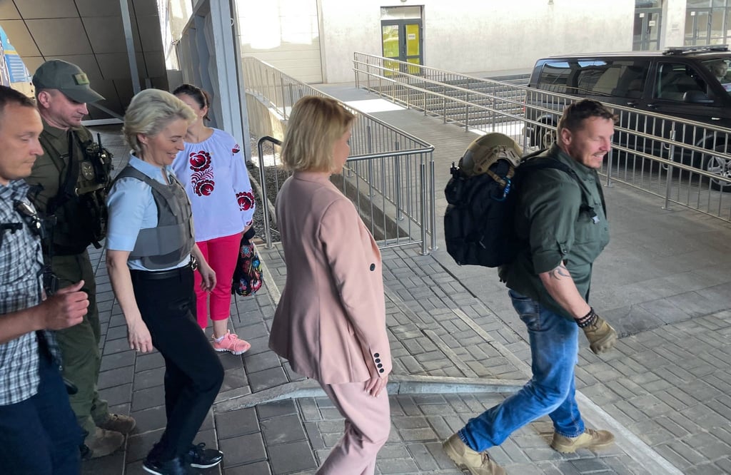 EU Kommissionspräsidentin Ursula von der Leyen (3.v.l) kommt auf dem Bahnhof in Kiew an.