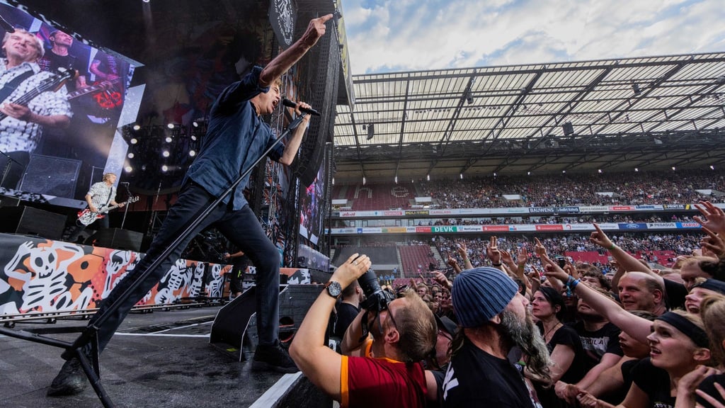 Frontmann Campino steht auf der Bühne im Kölner RheinEnergieStadion.