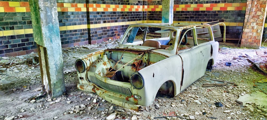 Malzfabrik Köthen - ein Trabant, abgestellt in einem Schuppen.
