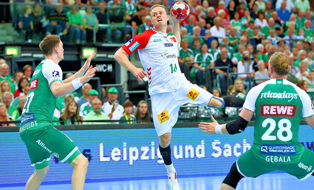 SCM-Torjäger Omar Ingi Magnusson setzt sich gegen die Leipziger Oskar Sunnefeldt (l.) und Maciej Gebala durch.