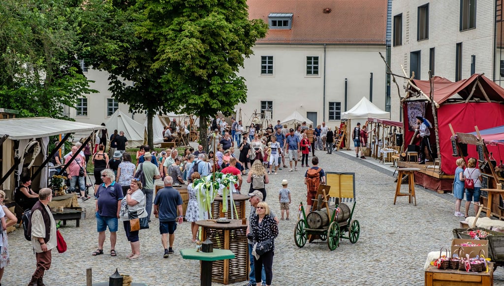 Schauen, hören, schlendern: Das Leucoreadorf Bystrica auf dem Schlosshof bietet allerlei Erquickliches für die Hochzeitsgäste.