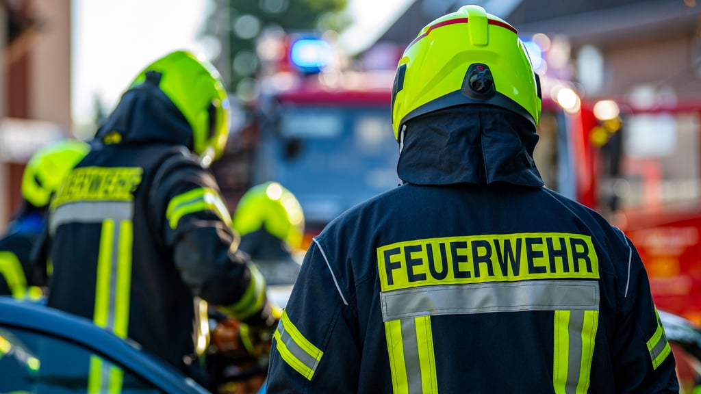 Zu einem tragischen Unfall ist es am Freitagabend (10. Juni) auf der A2 in Richtung Hannover gekommen. Eine 22-Jährige ist nach einem Unfall im Fahrzeug verbrannt.