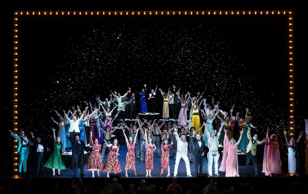 Das große Finale mit dem gesamten Ensemble der Revue in der Komischen Oper.