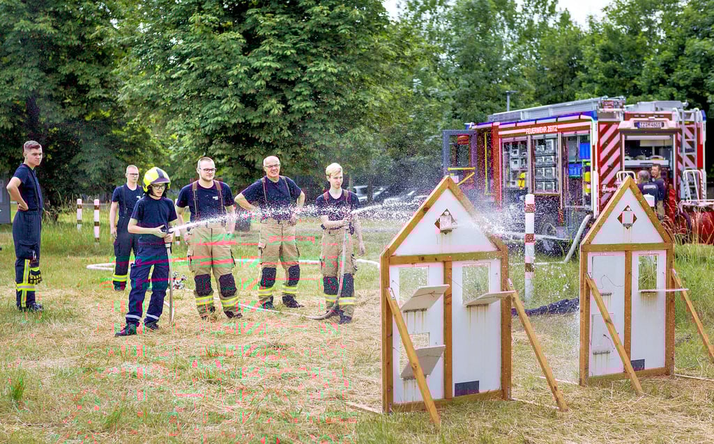 Die Zeitzer Feuerwehr präsentierte sich auf den Elsterwiesen und der Nachwuchs übt sich beim Zielspritzen.