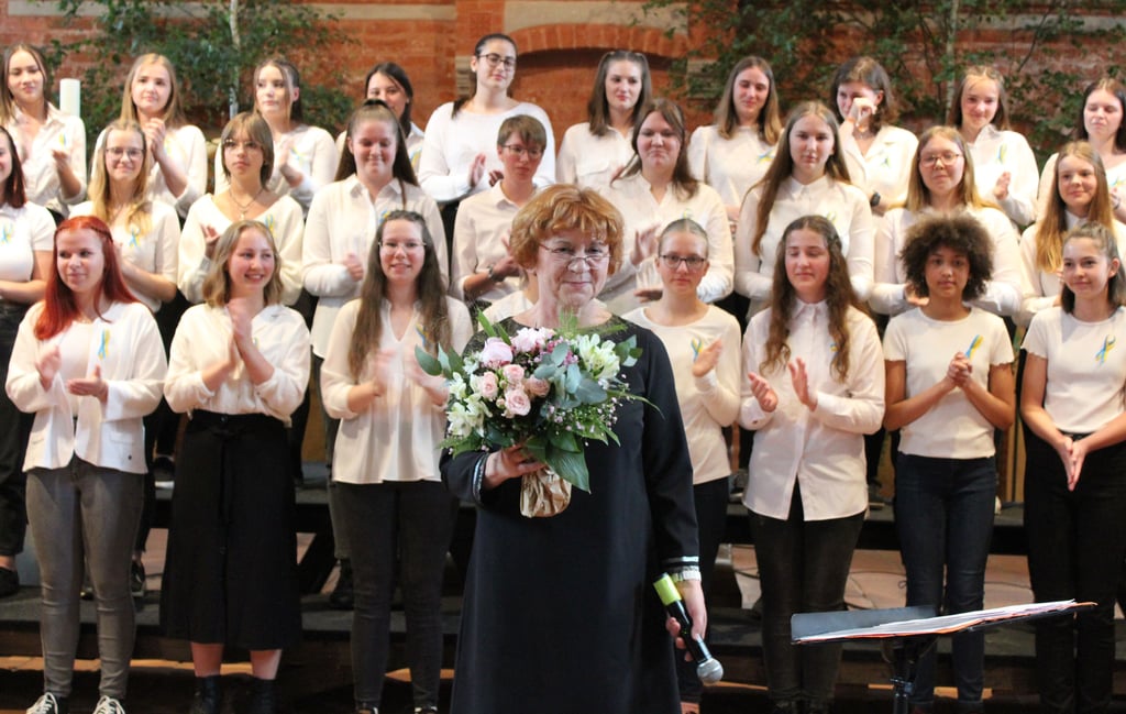 Mit Blumen geehrt und sichlich gerührt war Chorleiterin Anke Held nach dem Konzert.