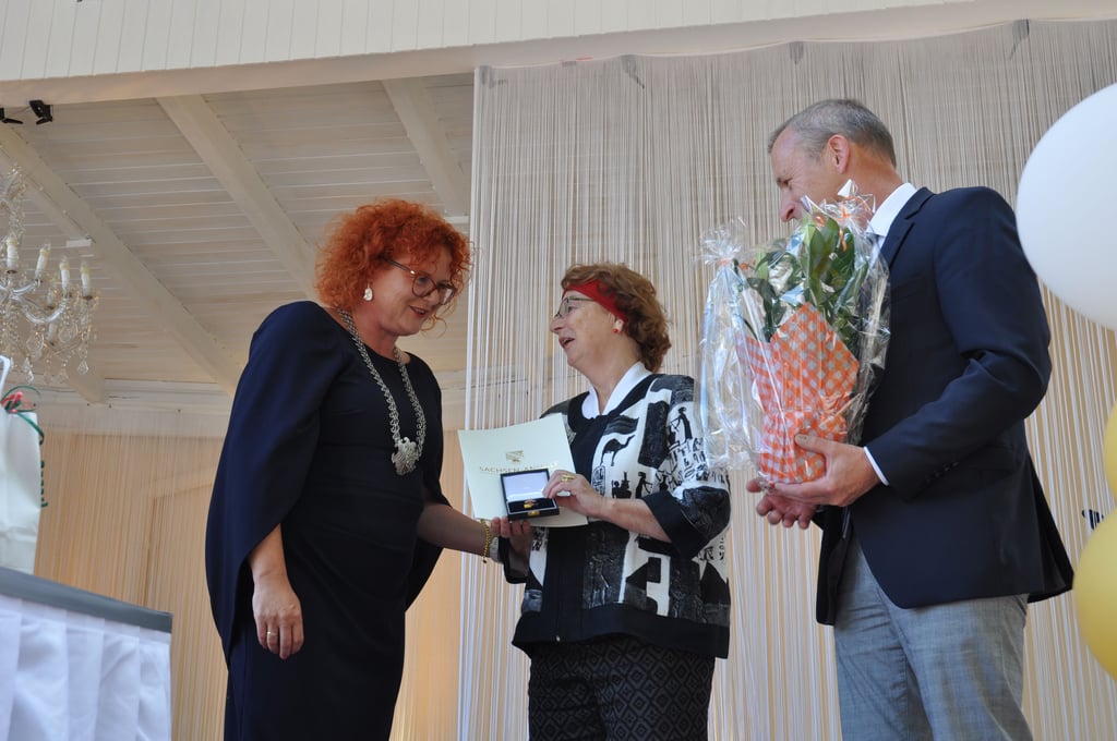 Bürgermeisterin Mandy Schumacher überreichte Anette Bernstein zunächst in Vertretung des Ministerpräsidenten die Ehrennadel des Landes Sachsen-Anhalt und anschließend die Ehrennadel der Hansestadt Gardelegen. Stadtratsvorsitzender Kai-Maichael Neubüser gratulierte mit Blumen.