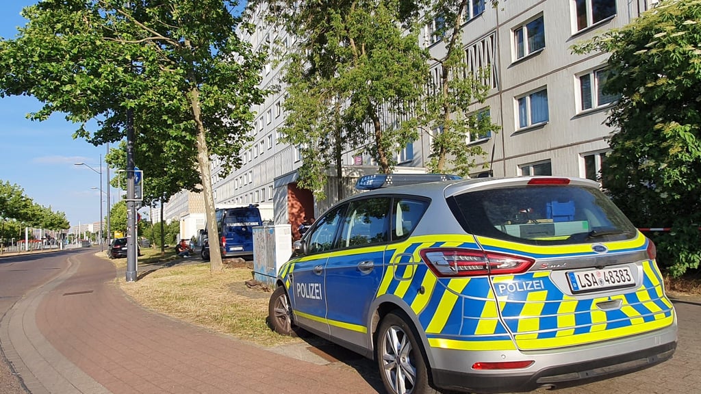 Der Einsatzort in Halle-Neustadt. Hier ist eine Frau aus dem fünften Stock gestürzt.