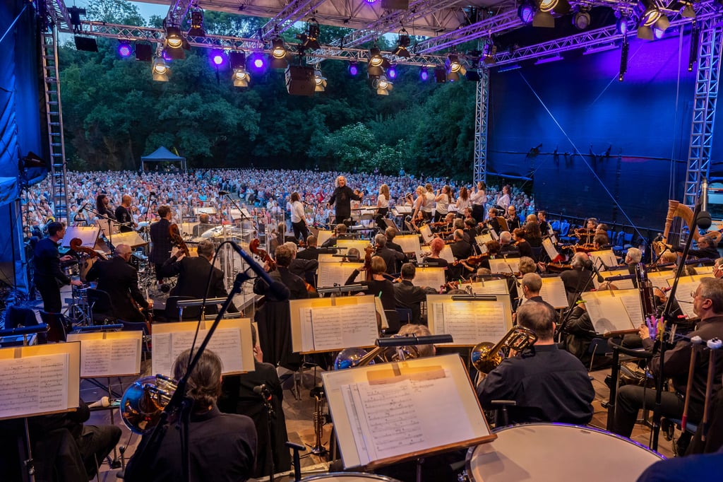 Große Bühne, großes Publikum: Nach drei Jahren Zwangspause fand in der Galgenschlucht wieder das Konzert "Bridges to classics" statt.
